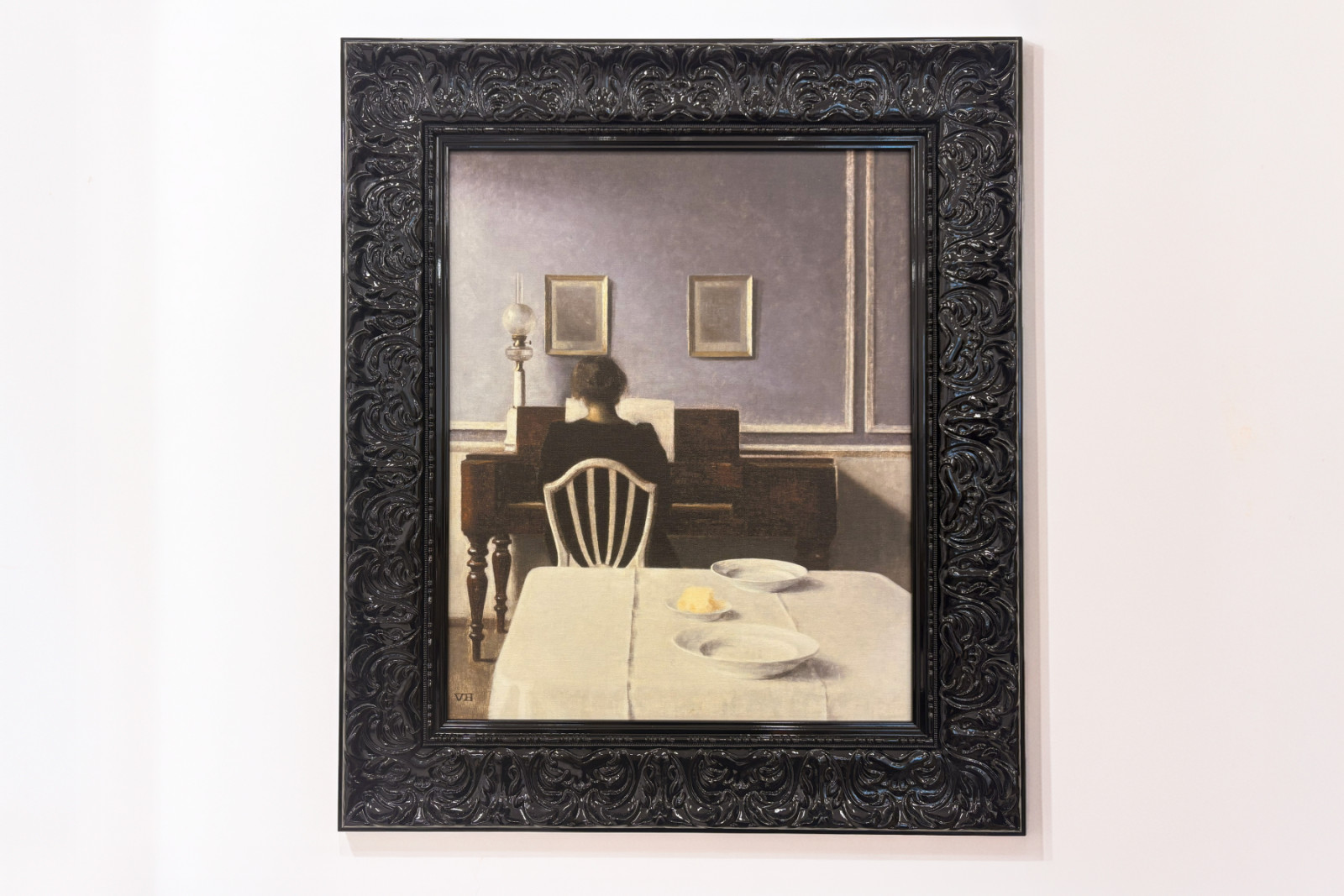 Interiør med ung kvinne ved pianoet - Vilhelm Hammershoi