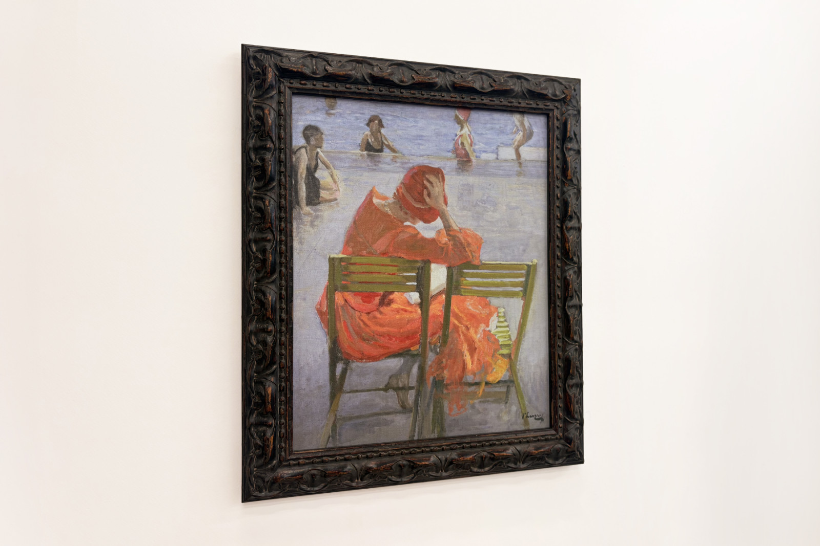 Jente i en rød kjole som leser ved et svømmebasseng - John Lavery