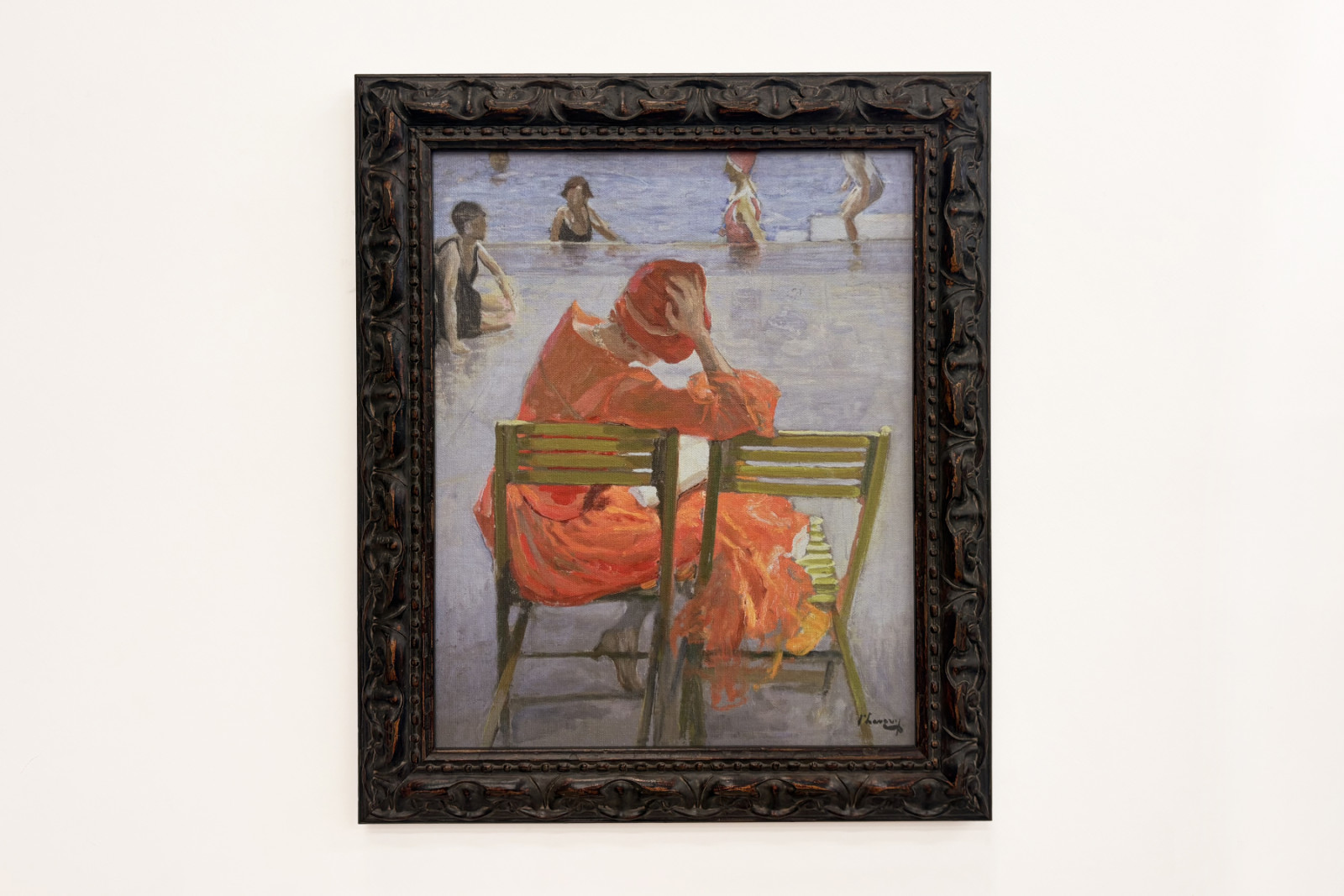 Jente i en rød kjole som leser ved et svømmebasseng - John Lavery