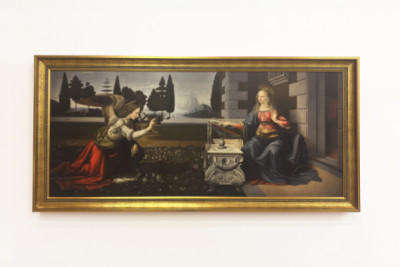 Italia Toscana Firenze, Uffizi-galleriet: Bebudelsen, maleri av Leonardo da Vinci (1452-1519), Olje på tre, ca. 1472-1475, 98x217 cm - Leonardo da Vinci