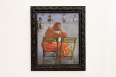 Jente i en rød kjole som leser ved et svømmebasseng - John Lavery