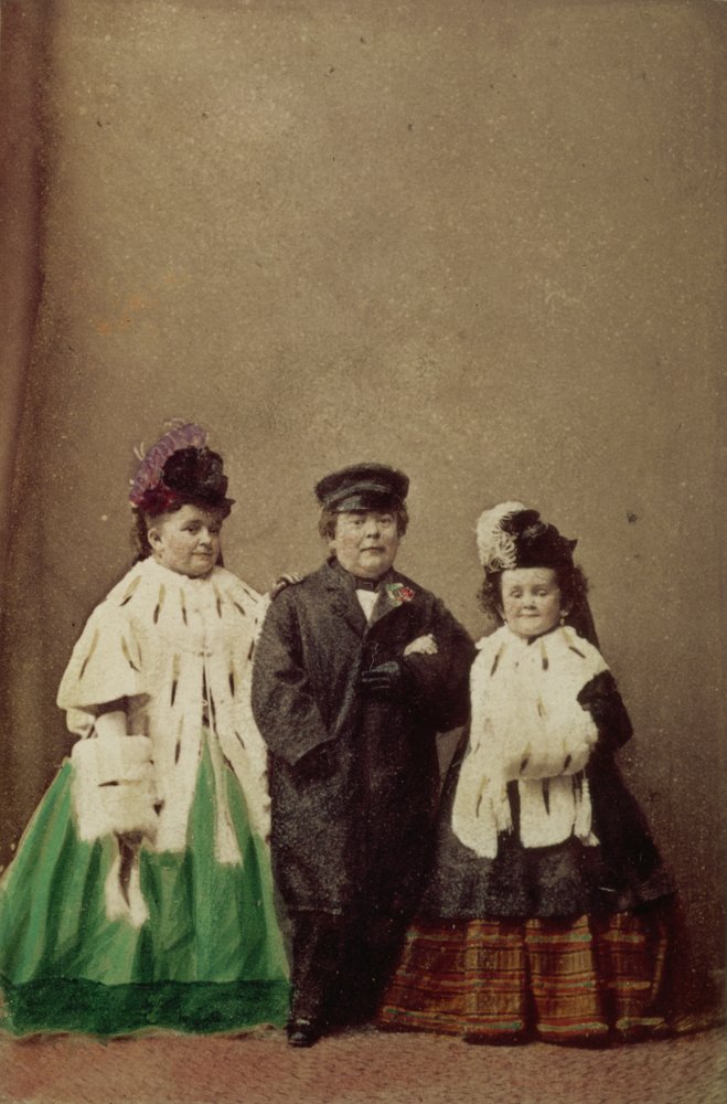 Charles Sherwood Stratton, kjent som general Tom Thumb (1838-83), med sin kone Lavinia, født Warren (1841-1919), og sin svigerinne, portrettfotografi av Unbekannt Unbekannt