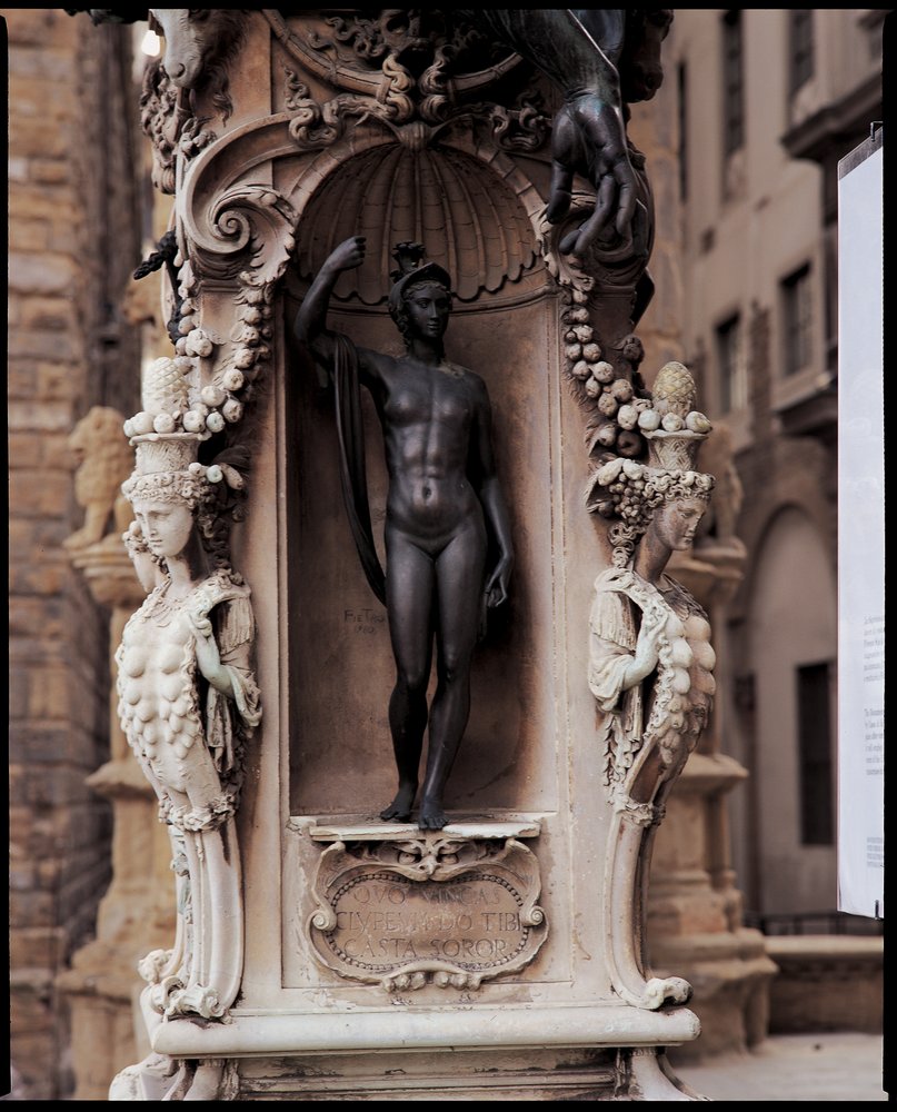 Detalj av Minerva fra sokkelen på en skulptur av Perseus med Medusas hode, 1545-55 av Benvenuto Cellini
