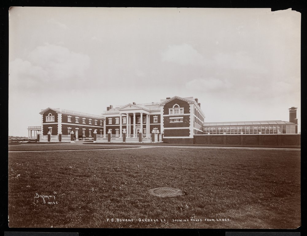 Utsikt over hovedhuset fra hytta, på F.G. Bournes eiendom i Oakdale, Long Island, New York, 1900 (sølv gelatintrykk) av Byron Company