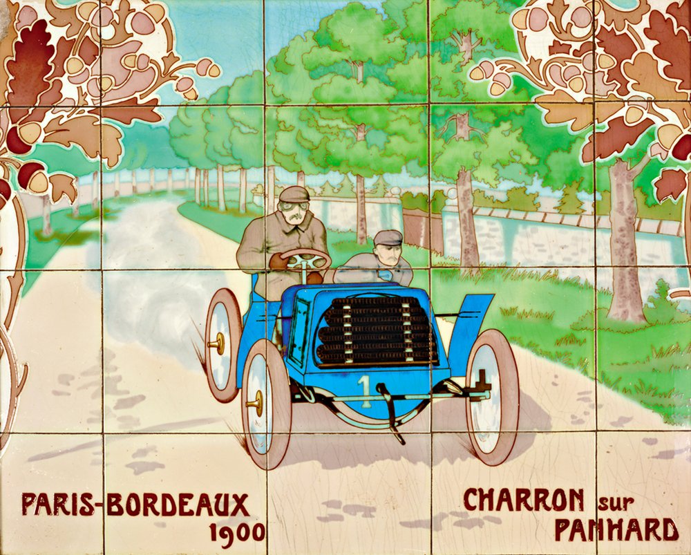 Charron kjører en Panhard-bil i løpet Paris til Bordeaux i 1900: keramiske fliser produsert av Gilardoni Fils et Cie i Paris, etter en tegning av Ernest Montaut (1878-1909) av Ernest Montaut
