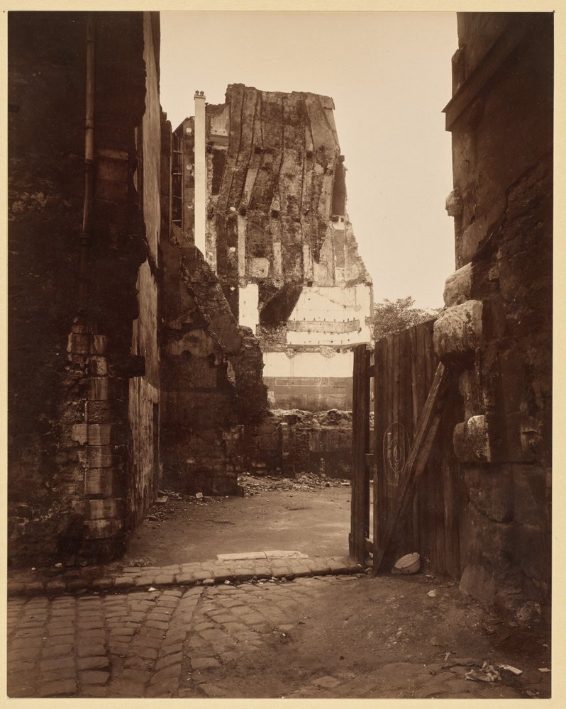 Gatehjørne ved kirkegården, Saint-Benoît av Eugène Atget