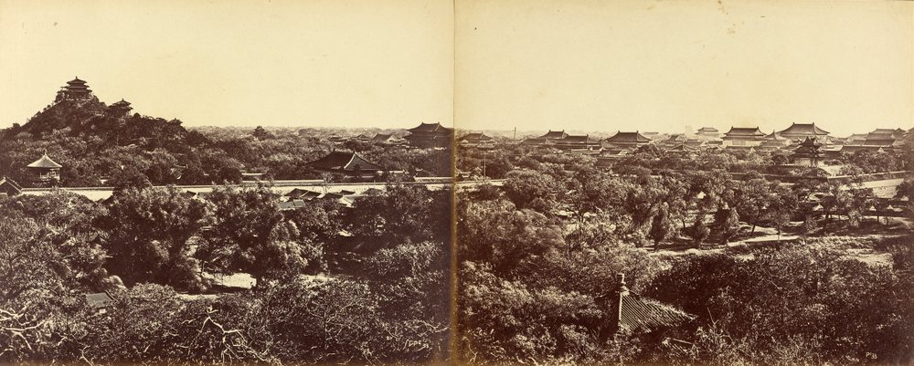 Utsikt over det keiserlige vinterpalasset, Peking, som viser den kunstige høyden, 29. oktober 1860 av Felice Beato