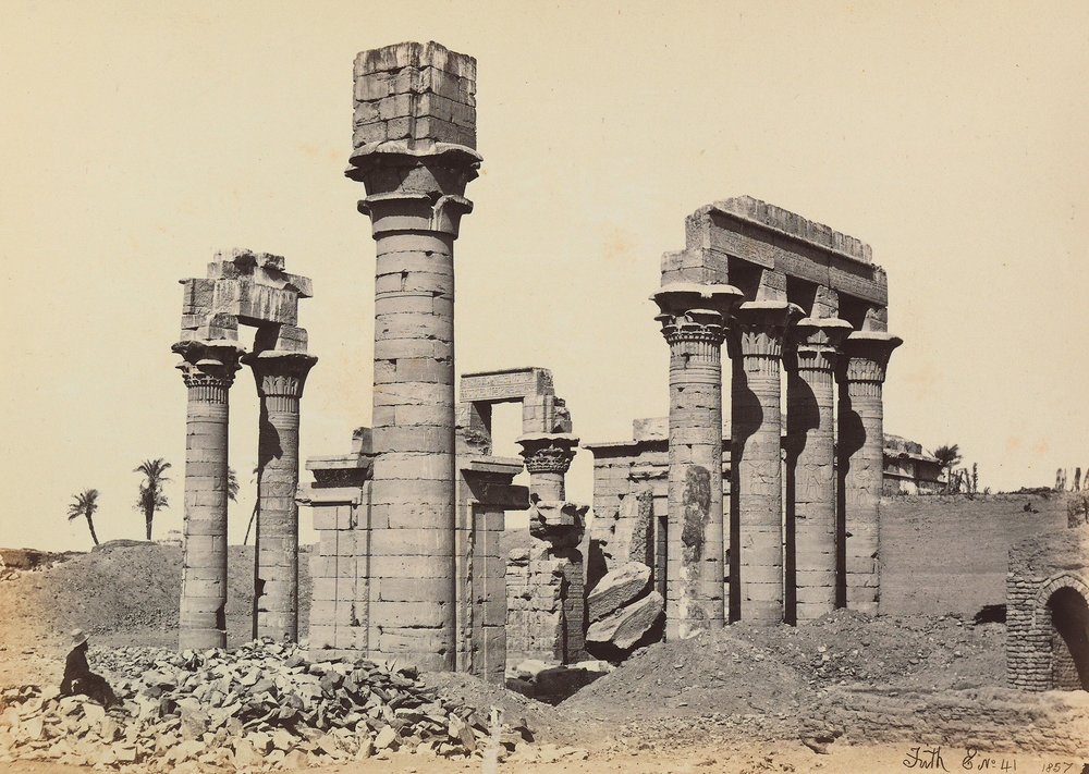 "Egypt og Palestina": ruinene av byen Hermonthis med tempelet til Kleopatra i Armant (Erment) nær Theben, Egypt av Francis Frith