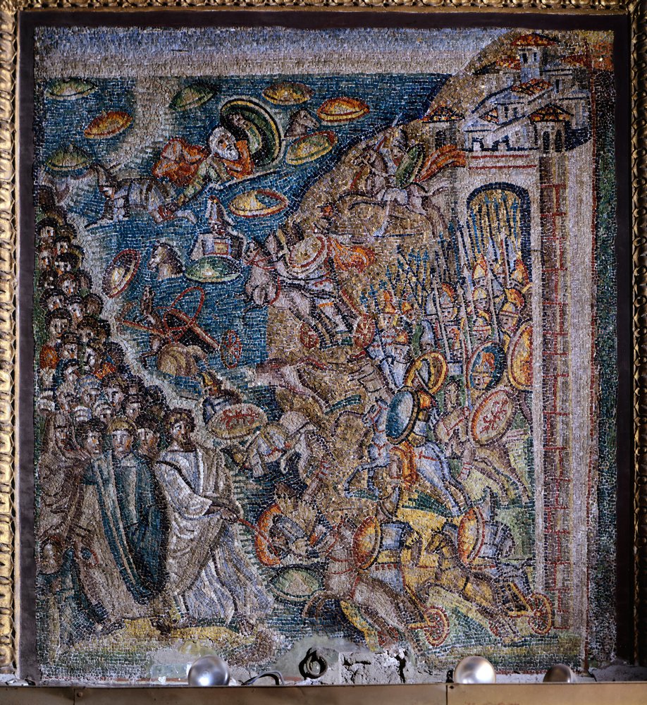 Panel med mosaikk som viser kryssingen av Rødehavet, sentralskipet, Basilica di Santa Maria Maggiore, Roma, Italia, 5. århundre av Italian School