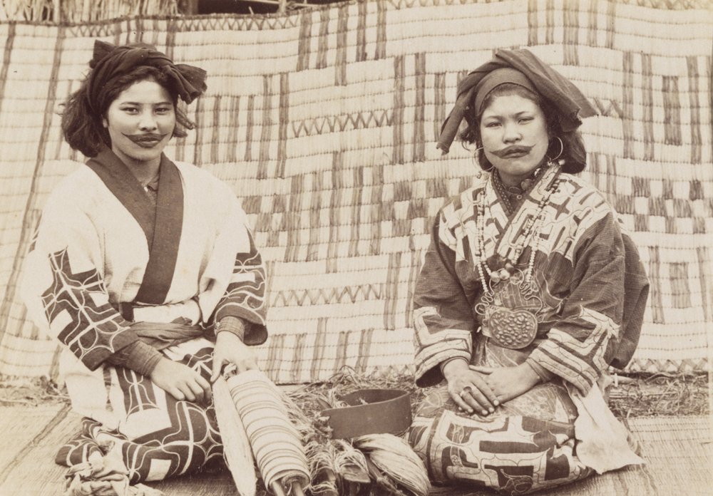 Ainu kvinner, ca. 1890-tallet (gelatinsølvtrykk) av Kenzô Tamoto