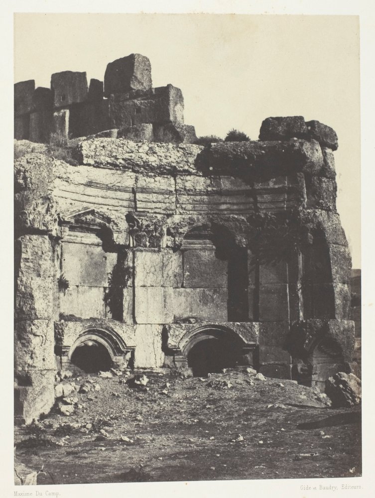 Baalbeck (Heliopolis), Hemicyclen til Encenten for Solens og Jupiters templer; Syria av Maxime Du Camp