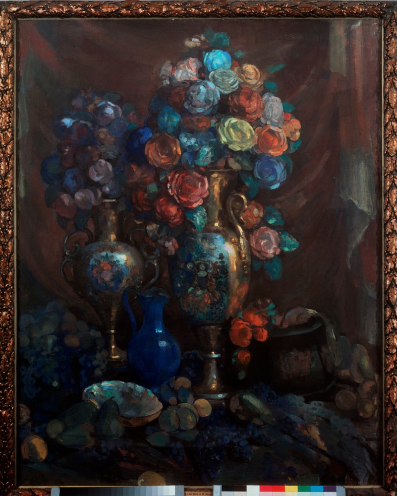 Nature morte (Vaser, fleurs et fruits) - Stilleben (Vaser, blomster og frukter) - Kunstverk av Nikolai Nikolayevich Sapunov (Sapunov) (1880-1912), tempera på lerret av Nikolaj Nikolaevic Sapunov