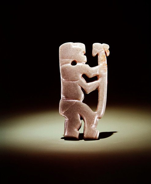 Stavbærer-anheng, fra Guacimo, Linea Vieja-området (halvgjennomsiktig blekgrønn jade) av Pre-Columbian Pre-Columbian