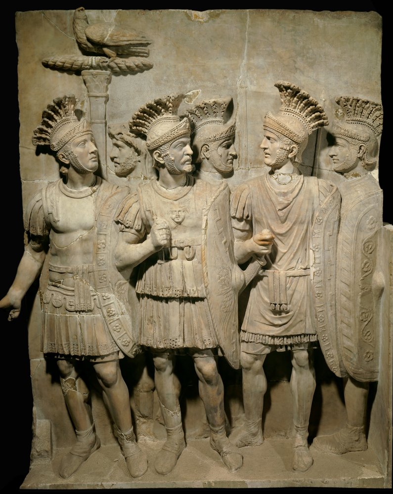 Romersk kunst: Marmorrelieff som fremstiller pretorianergarden, legionærer og elitesoldater, mål 1,62 x 1,26 m - Paris, Musée du Louvre - Pretorianergarden, legionærer og elitesoldater - Marmorrelieff av Roman Roman