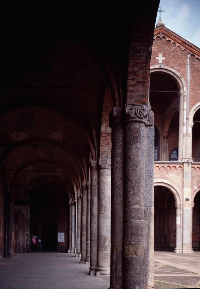 Utsikt over portikken til kirken Saint Ambrose (Saint Ambrose) (Basilica di Sant