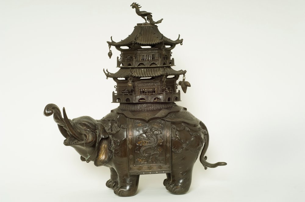Figur av en elefant iført en howdah-klut, forseggjort surring og en pagode som bygger (bronse) av Japanese School