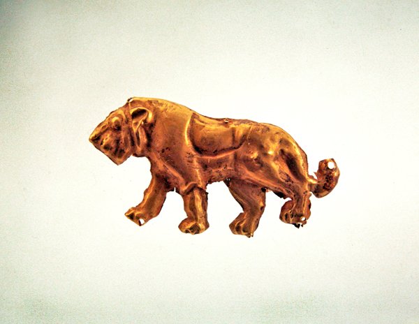 Striding løve, ornament fra en begravelsesbaldakin, sent 3. årtusen f.Kr. (gull) av Scythian