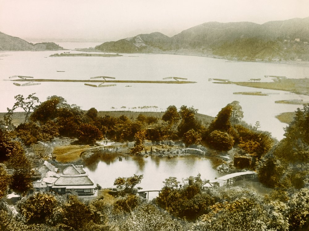 Utsikt over Rakurakuen-hagen, nær Biwa-sjøen, ca. 1900–1915 (fotografi) av Teijiro Takagi
