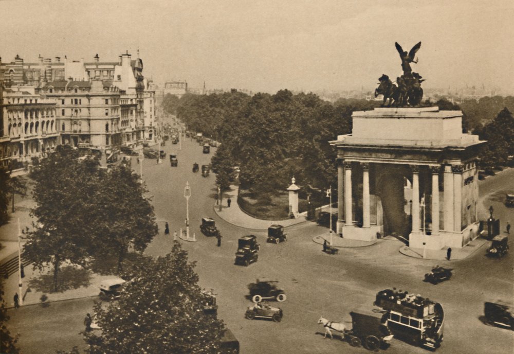 Piccadilly and the Quadriga of Constitution Hill, c1935. av Unbekannt