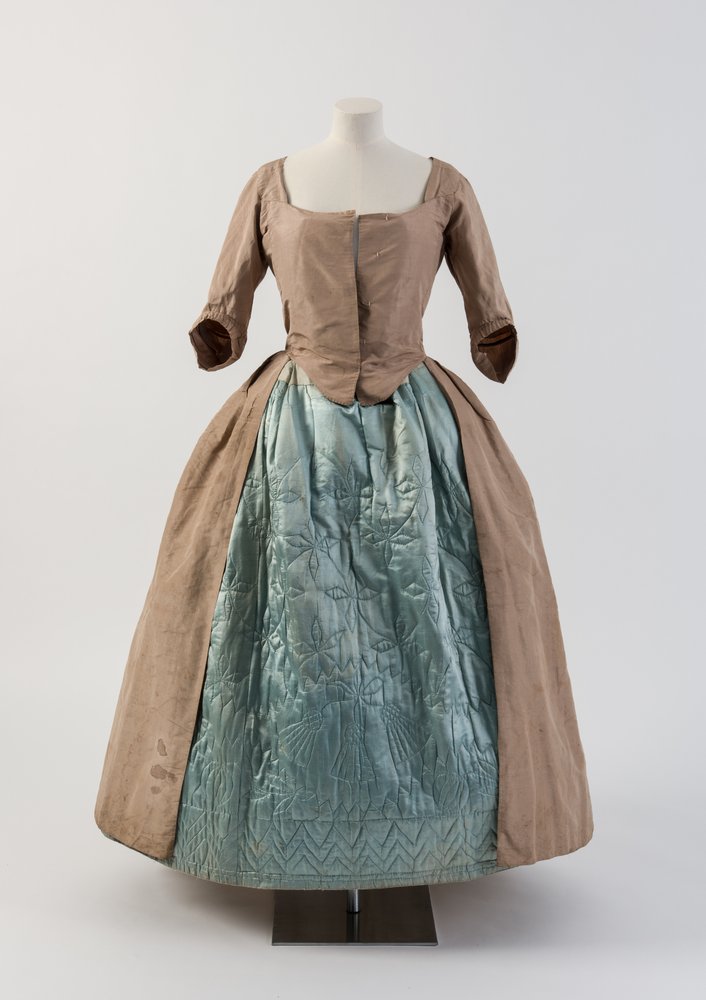 Blå vattert silke underkjole med tisteldesign, 1740-tallet (silke) av Unbekannt Unbekannt