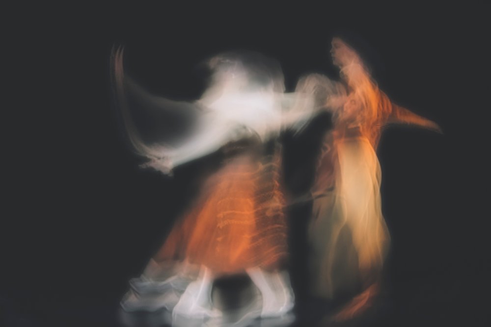 Eterisk dansbevegelse av Ali Saremi