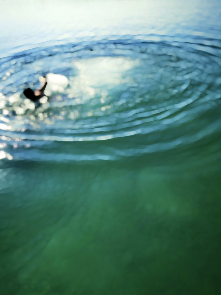 Surfer under vannoverflaten av Angelo Cerantola