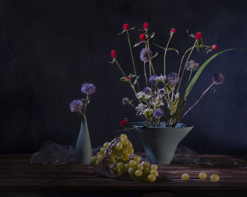 Mørkt blomsterstilleben av Anna Qu