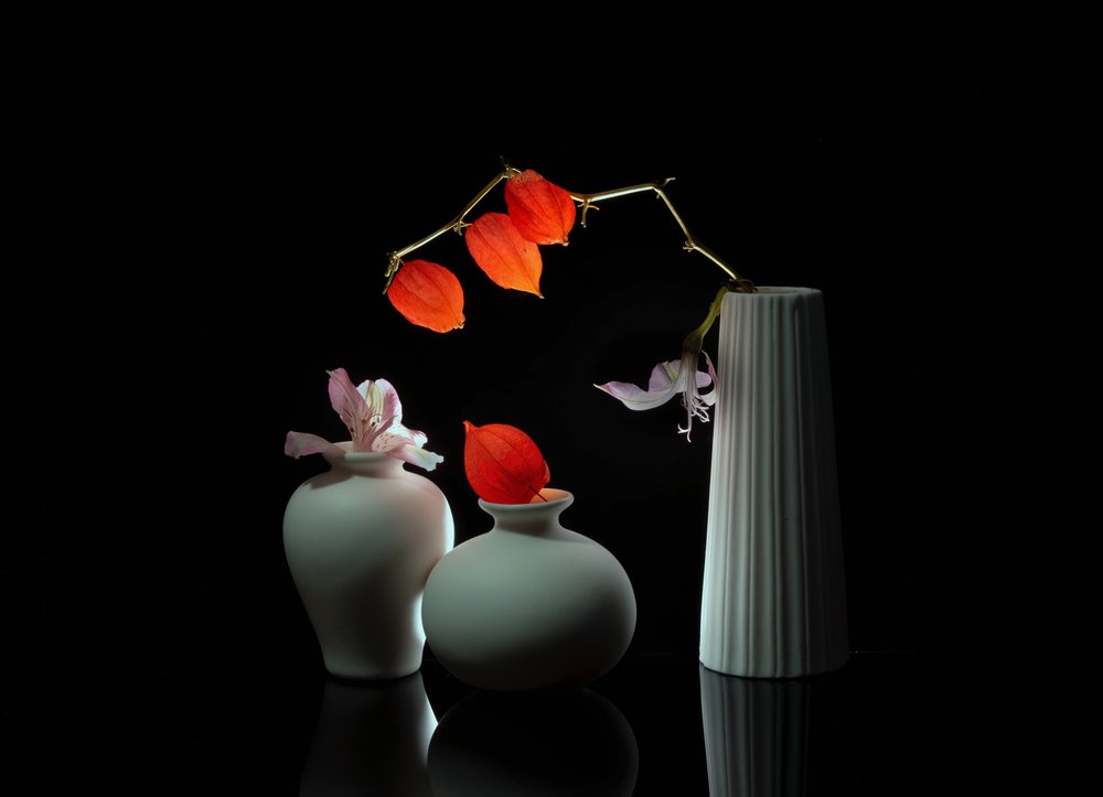 Elegant blomsterstilleben av Anna Qu