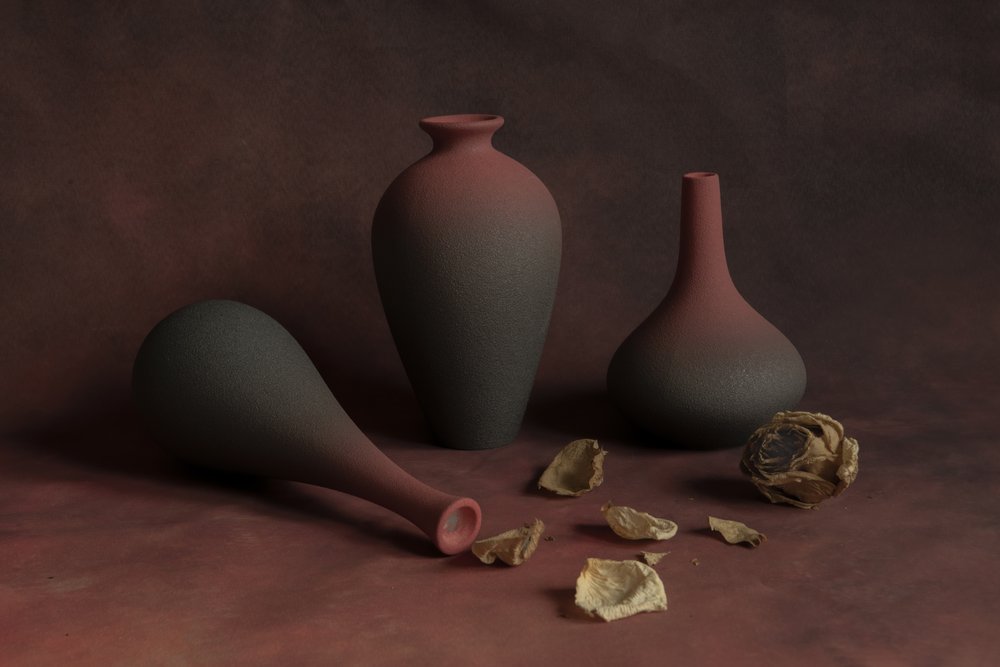 Elegant keramikk-stilleben av Betty Liu