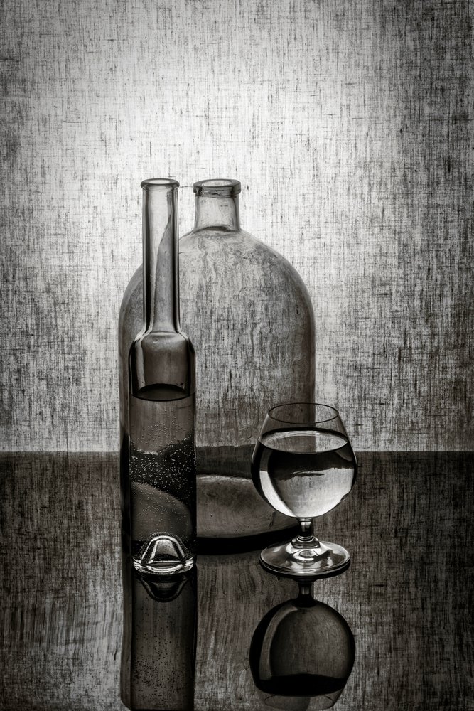 Refleksjoner av glassflasker av Brig Barkow