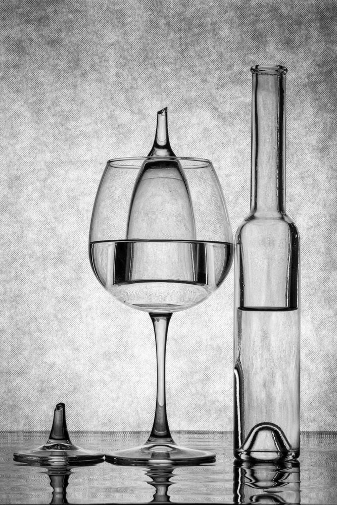 Monokromt glass-stilleben av Brig Barkow