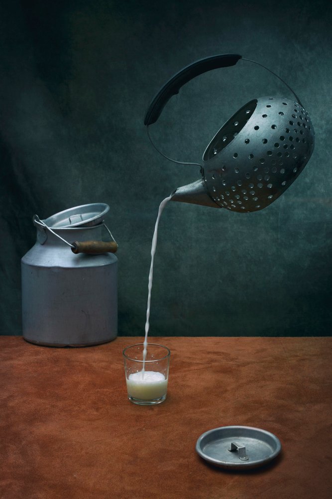 Surrealistisk melkehelling av Brig Barkow