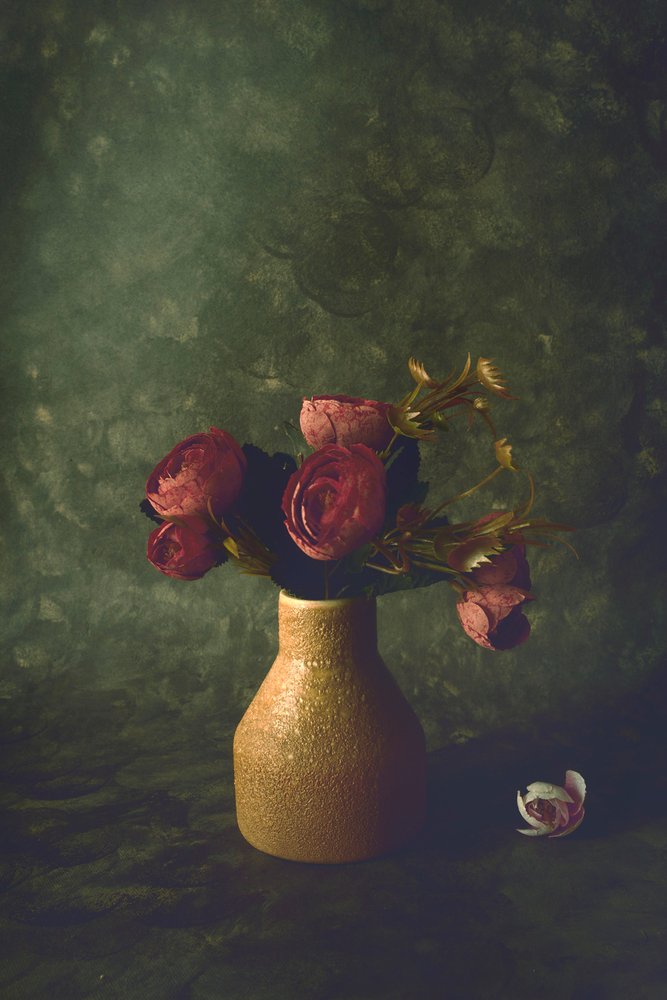 Mørkt blomsterstilleben av Cicek Kiral