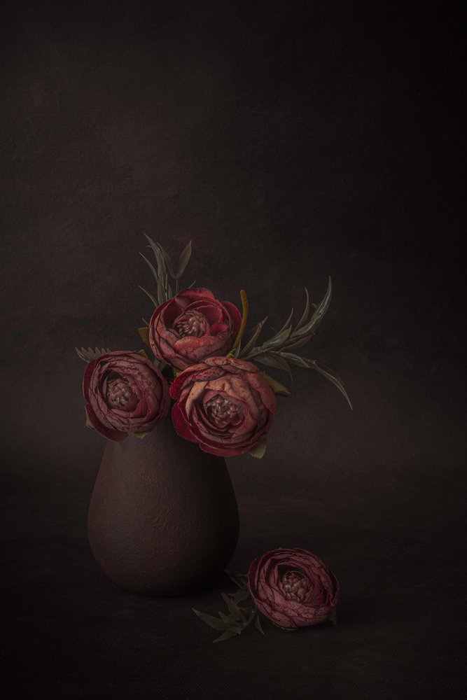 Mørkt blomsterstilleben av Cicek Kiral