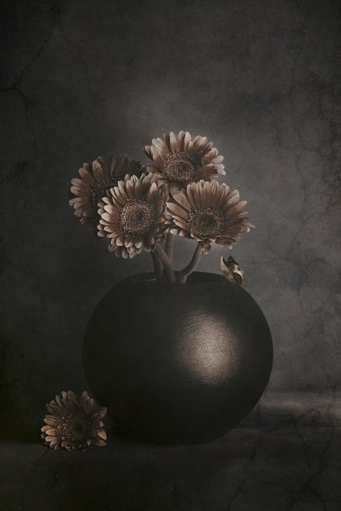 Mørke blomster med frosk av Cicek Kiral