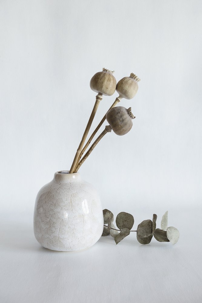 Vase med tørkede valmuekapsler av Cicek Kiral