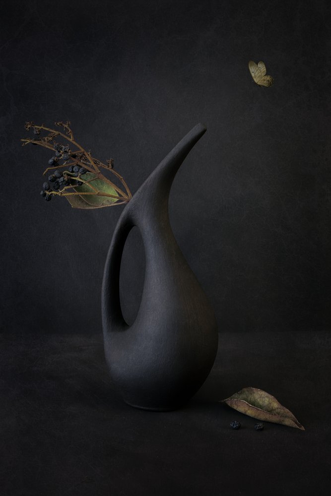 Minimalistisk svart vase av Cicek Kiral