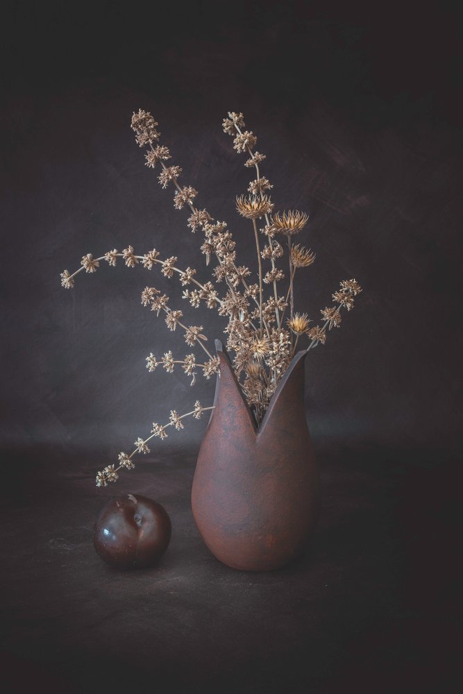 Stemningsfullt blomsterstilleben av Cicek Kiral