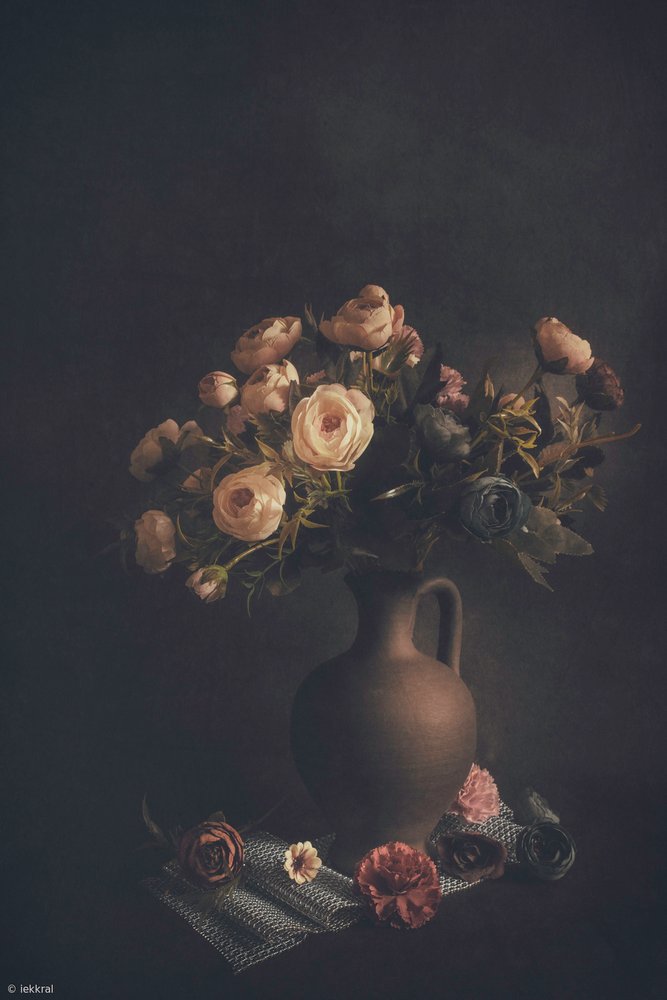 Stemningsfull blomstervase av Cicek Kiral