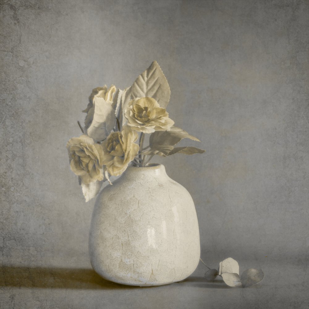 Blomsterstilleben i dempede toner av Cicek Kiral