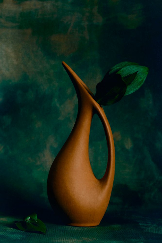 Skulpturell mørkegrønn vase av Cicek Kiral