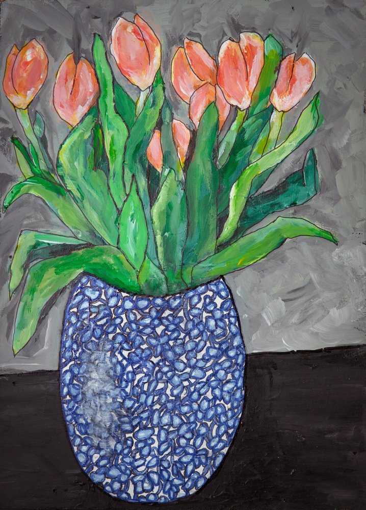 Fargerike tulipaner i en blå vase av Dale Hefer & Family