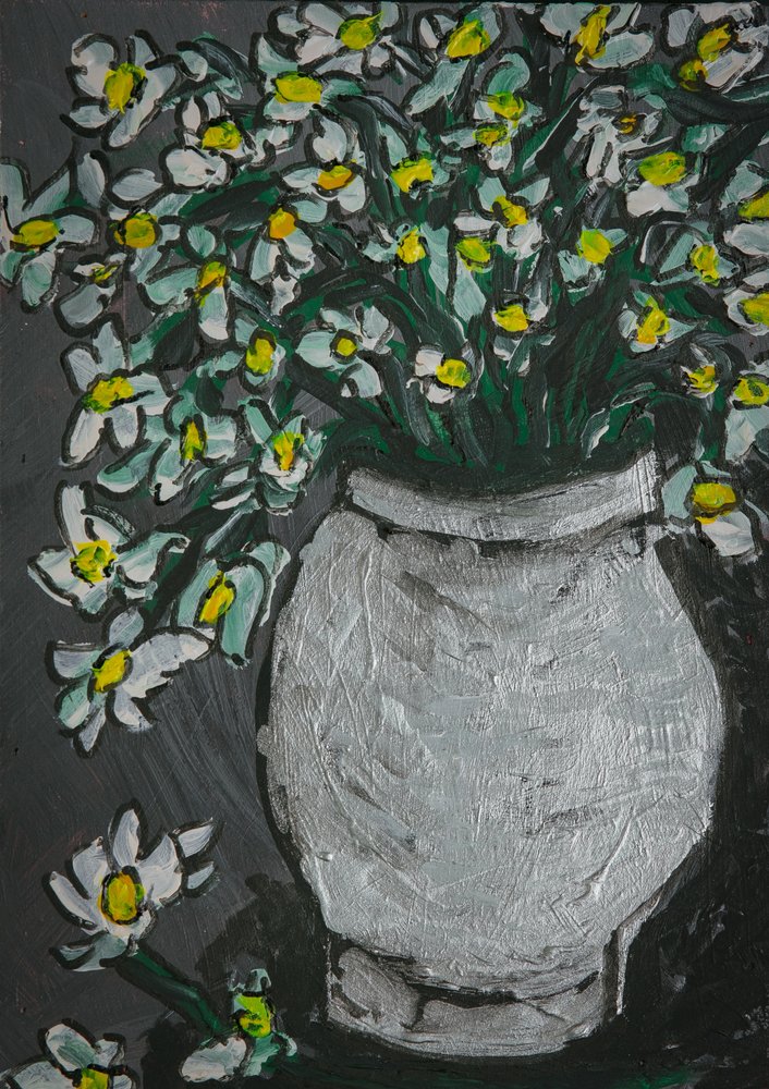 Hvite blomster i grå vase av Dale Hefer & Family