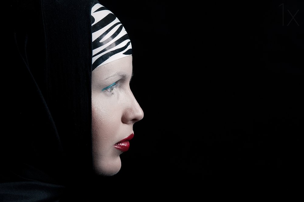 Profil av en mystisk kvinne av Denisa Justusová Šumcová