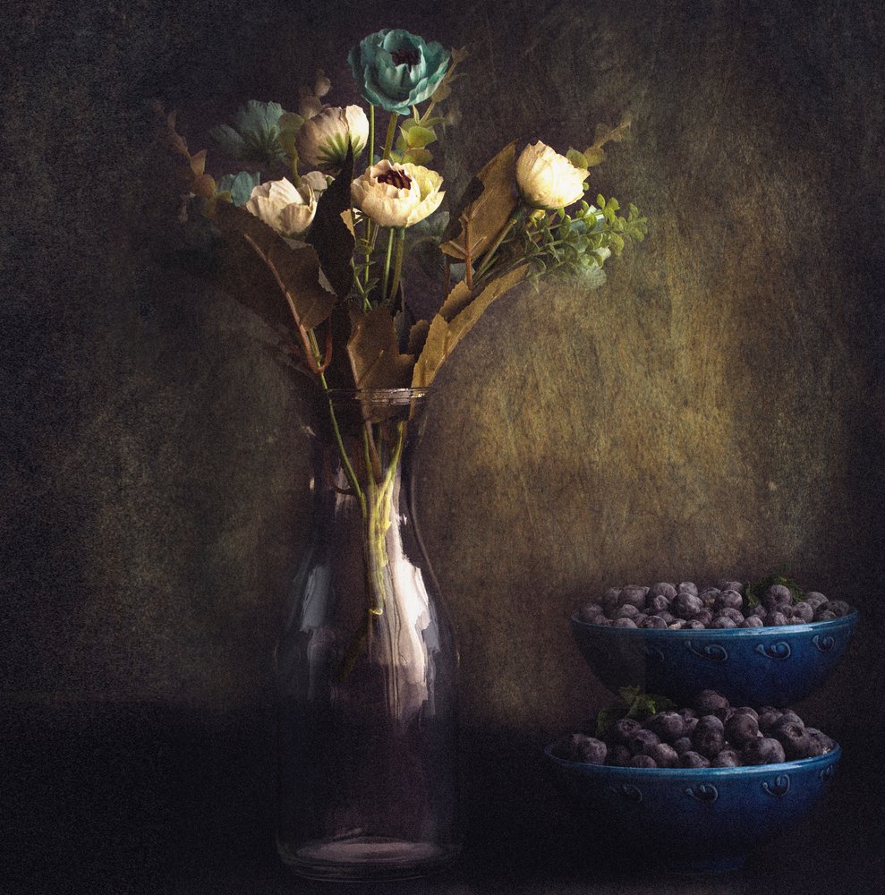 Stilleben med blomster og bær i stemningsfulle farger av Farid Kazamil