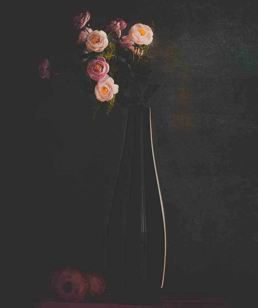 Stilleben med stemningsfulle blomster av Farid Kazamil