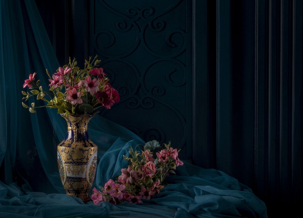 Elegante blomster i gullvase av Homeira moazami
