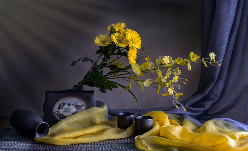 Gullfarget blomsterro av Jie Fischer