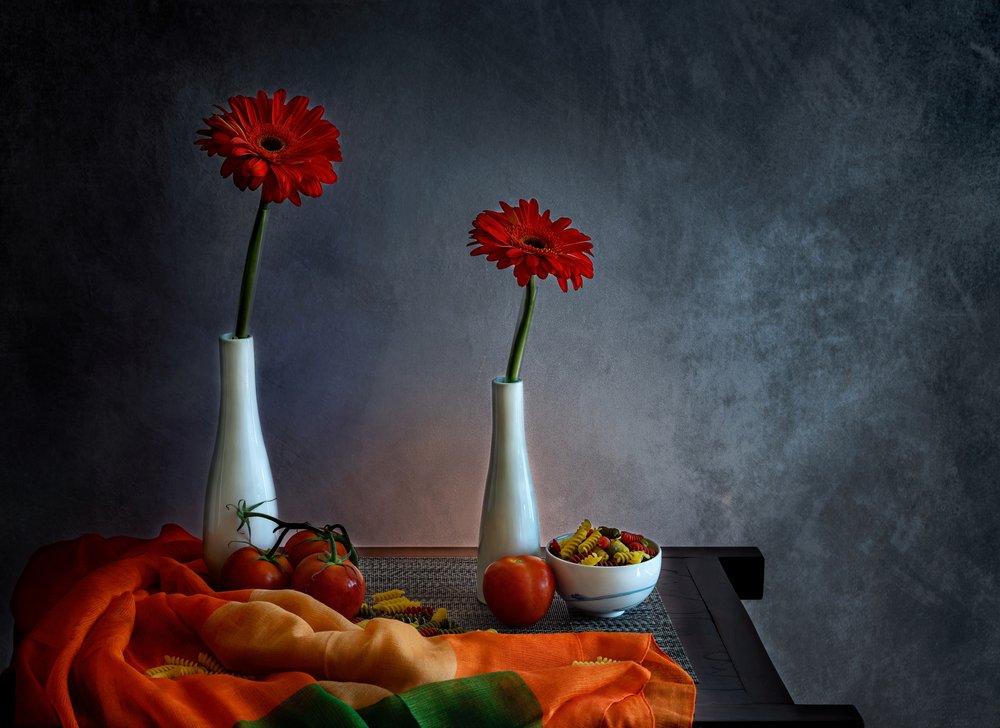 Stilleben med rød gerbera av Jie Fischer