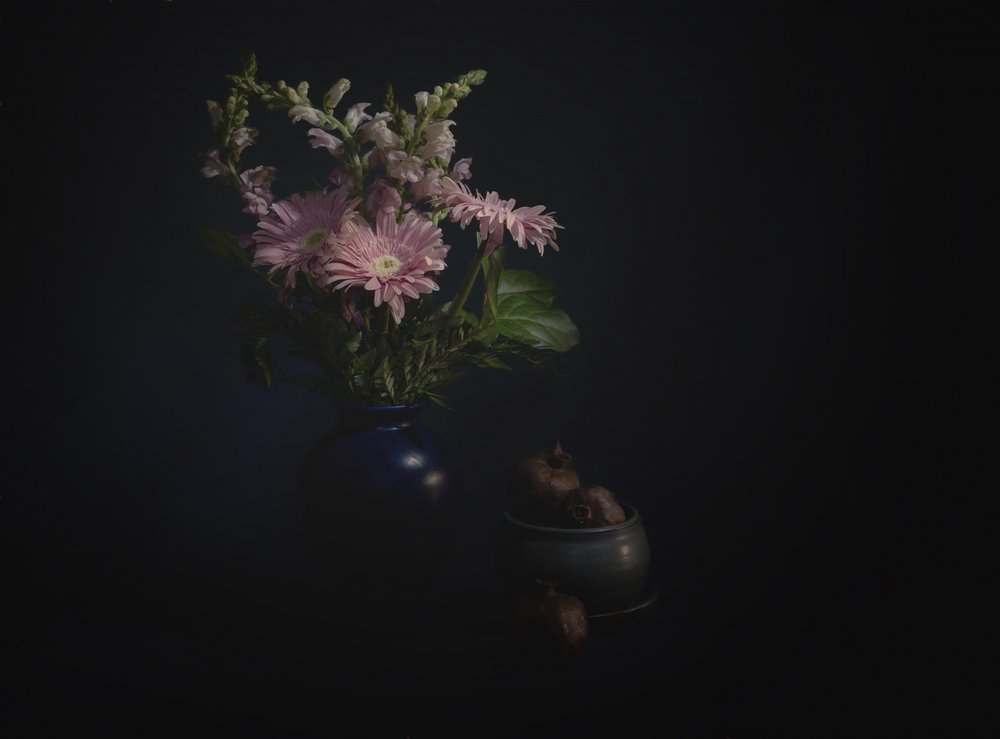 Mørkt blomsterstilleben av John-Mei Zhong